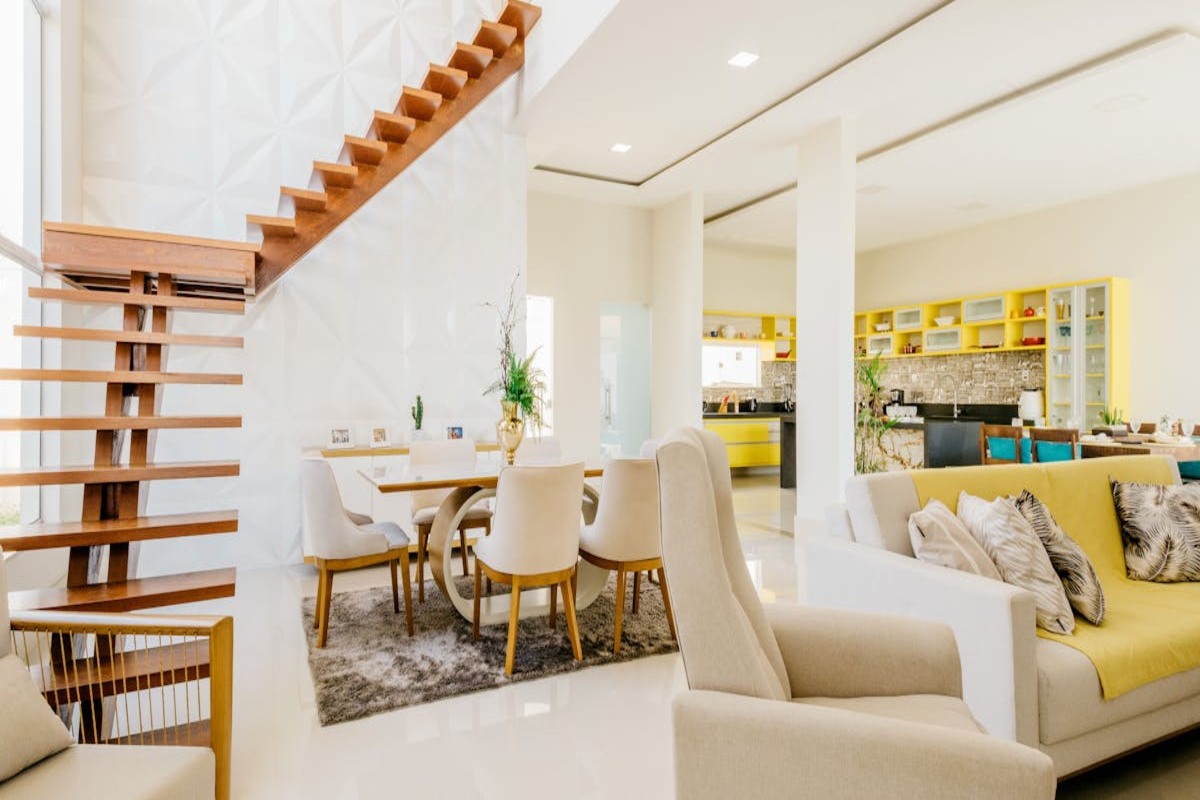 Salon moderne et épuré avec cuisine ouverte, aménagement contemporain haut de gamme