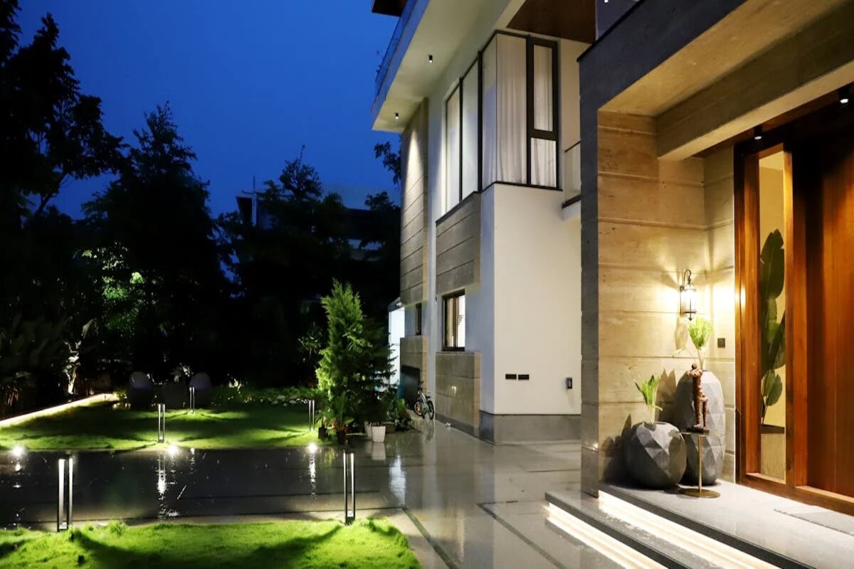 Maison design contemporaine illuminée la nuit, architecture de prestige
