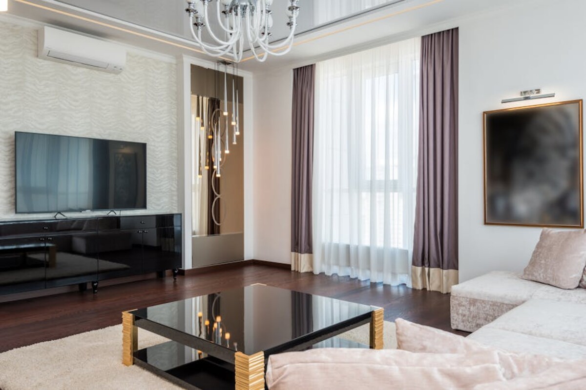 Salon minimaliste haut de gamme avec mobilier soigné et lumière naturelle abondante