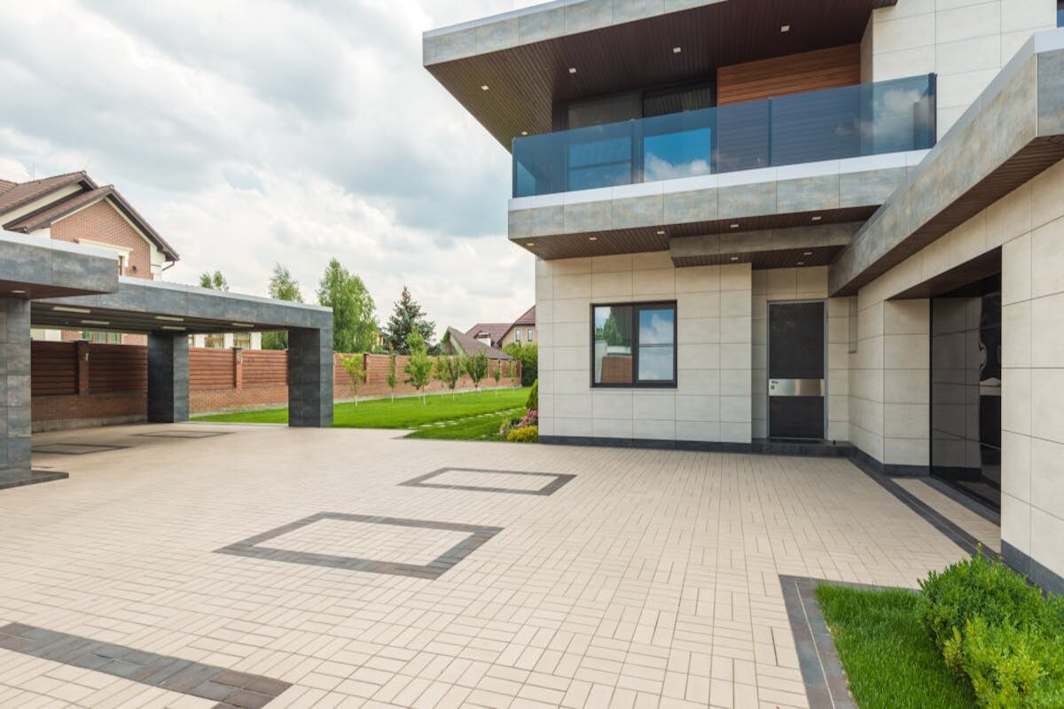 Villa contemporaine avec grande façade, entrée soignée et aménagement paysager design
